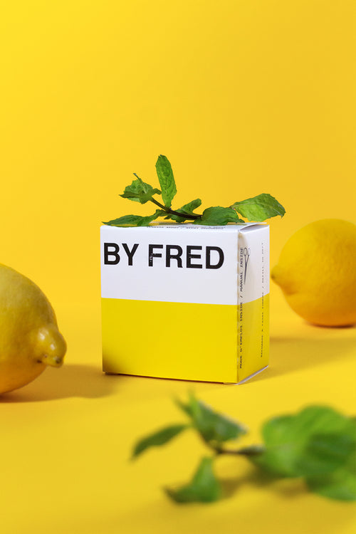 Cut By Fred recharge du shampoing en stick dans un emballage en carton de couleur blanc et jaune