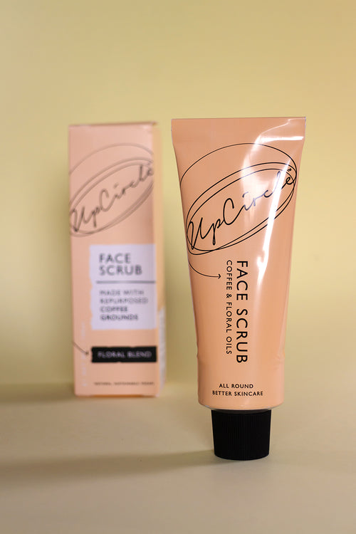 Exfoliant pour le visage au café & bouquet floral de chez Up Circle dans un tube en aluminium de couleur orange