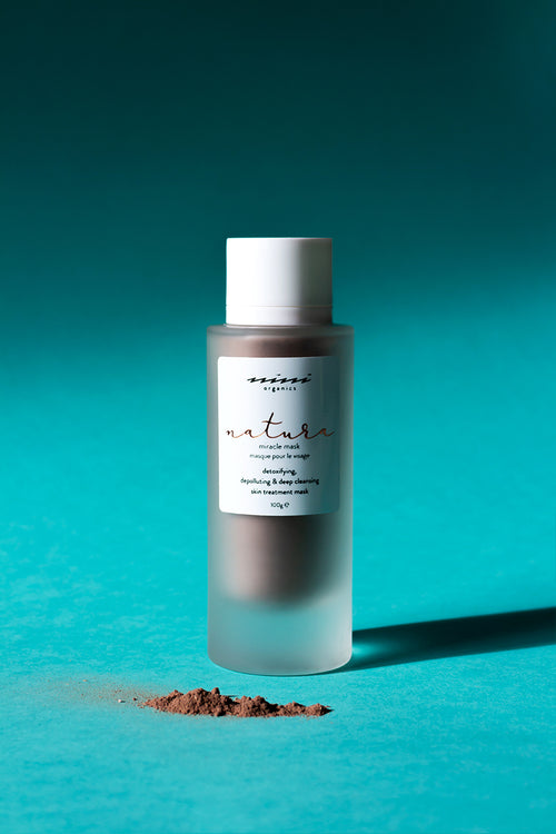 Masque visage détoxifiant en poudre Natura,de chez Nini organics dans un flacon en verre transparent