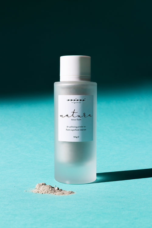 Nettoyant visage détox Natura de chez Nini organics dans un flacon en verre transparent de 100 g